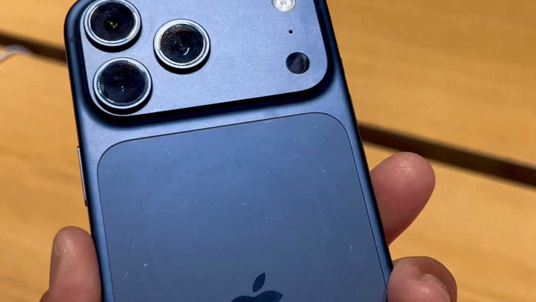 Imagem de um iPhone 17 Pro de exposição com arranhões e marcas no corpo de alumínio