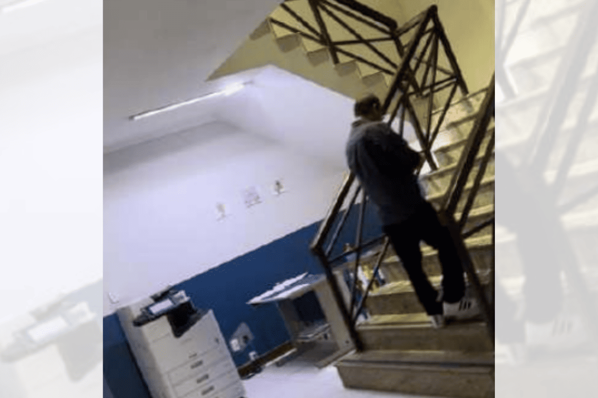 Jacélio subindo as escadas que levam à diretoria da Polícia Científica, segundo a PF