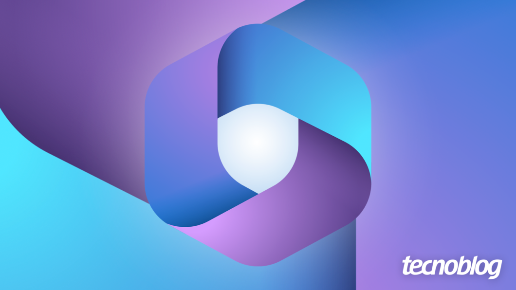 Uma ilustração digital mostra o símbolo do Microsoft 365. No centro, uma figura de fita torcida em forma de laço infinito, com uma ponta que se sobrepõe à outra. A fita tem tons de azul e roxo, e no centro de seu vazio, há uma esfera branca brilhante. No canto inferior direito, o logotipo "tecnoblog" está em branco.
