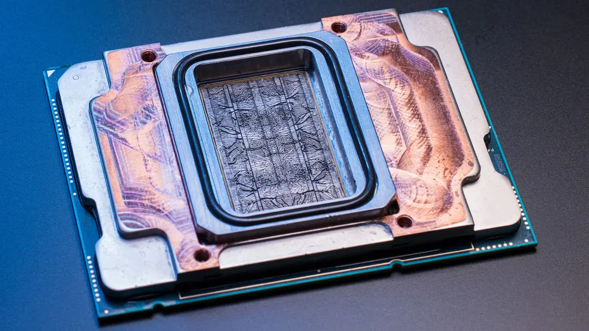 Imagem mostra um chip de IA sobre uma mesa de cor preta