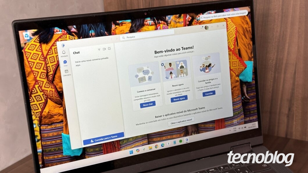 Imagem mostra o Microsoft Teams rodando em um computador com Windows 11. Na parte inferior direita, o logotipo do "tecnoblog".