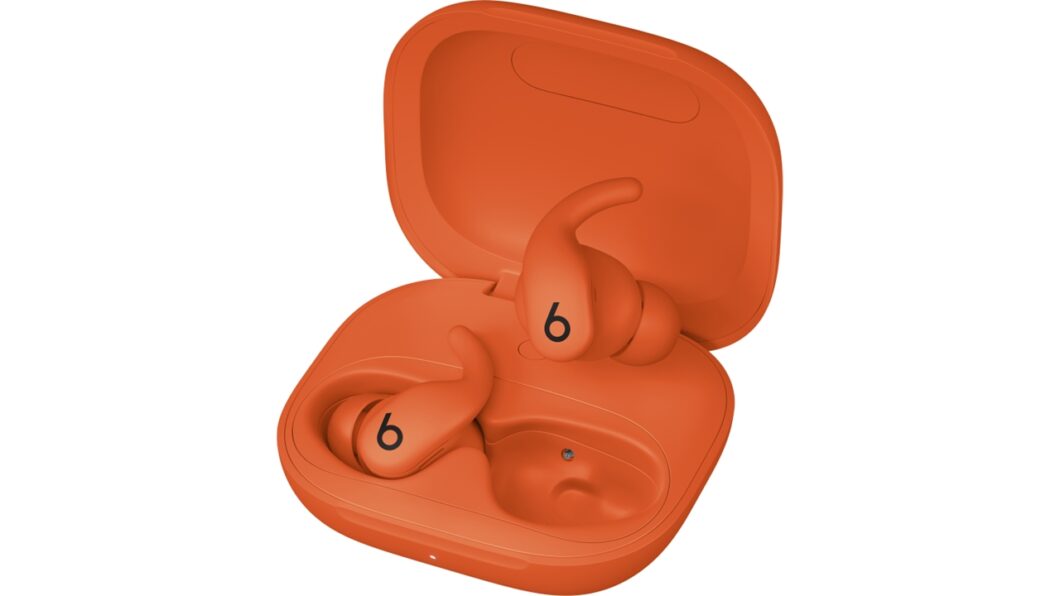 Supostos fones Powerbeats Fit na cor laranja