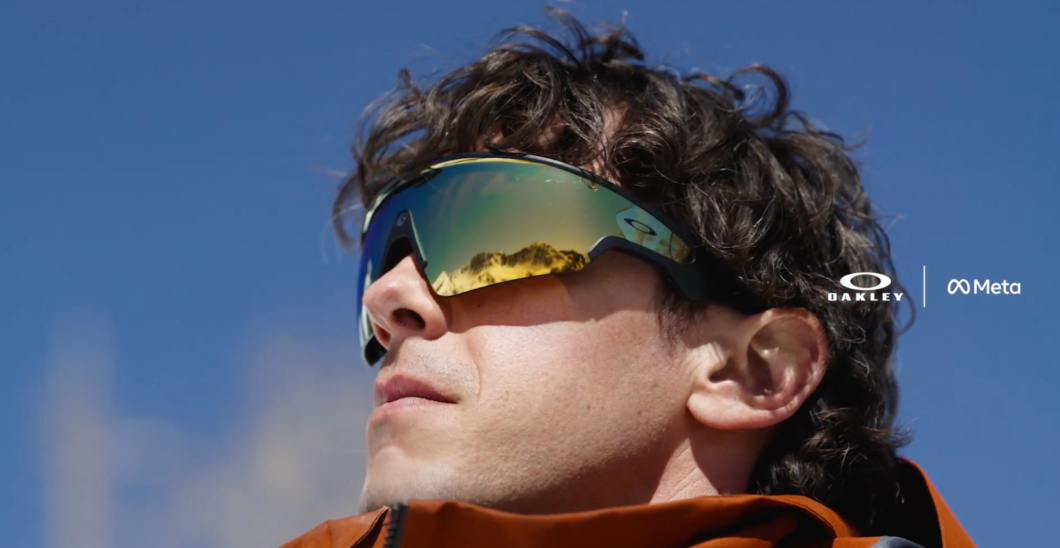 Foto de um homem com óculos esportivo da Oakley com sistema inteligente da Meta