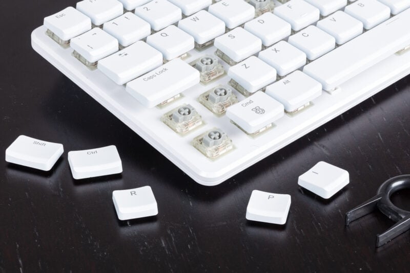 Raspberry Pi 500+ com teclas soltas sobre uma mesa