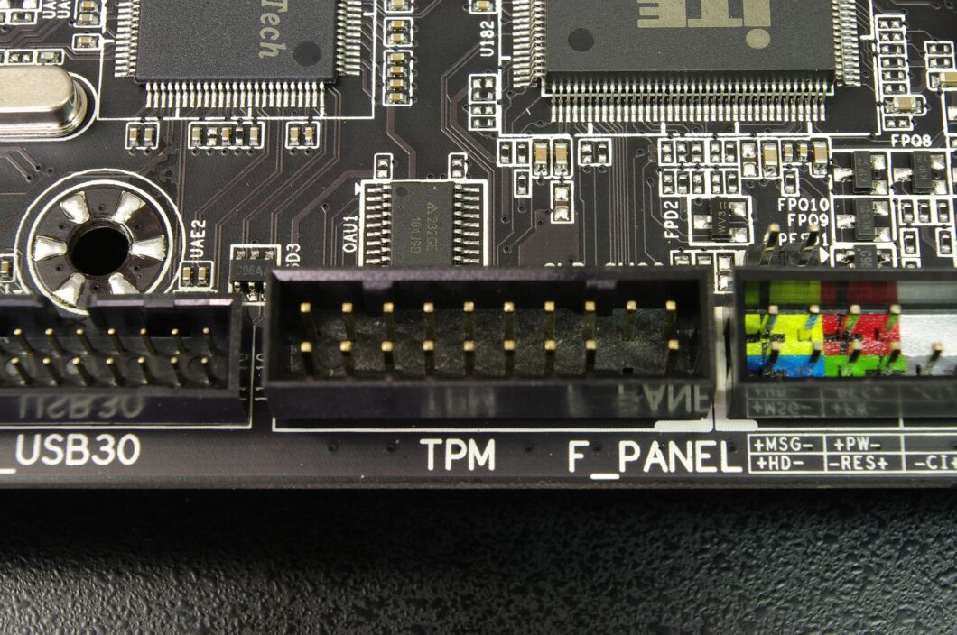 Imagem de um conector de TPM em uma placa-mãe