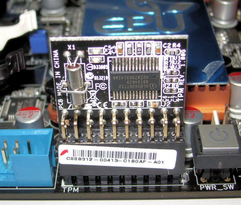 Imagem de um chip TPM  instalado em uma placa-mãe da ASUS
