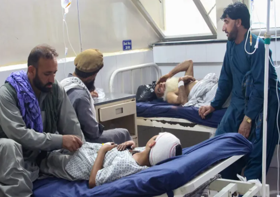 A tragédia expõe a vulnerabilidade do Afeganistão diante de eventos naturais, com casas frágeis desmoronando e serviços de emergência enfrentando dificuldades