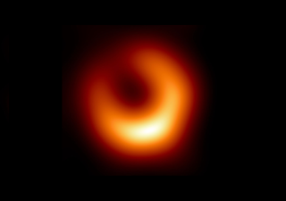 Um ano depois! Nova foto do buraco negro M87* é divulgada pelo EHT e chama atenção dos astrônomos 