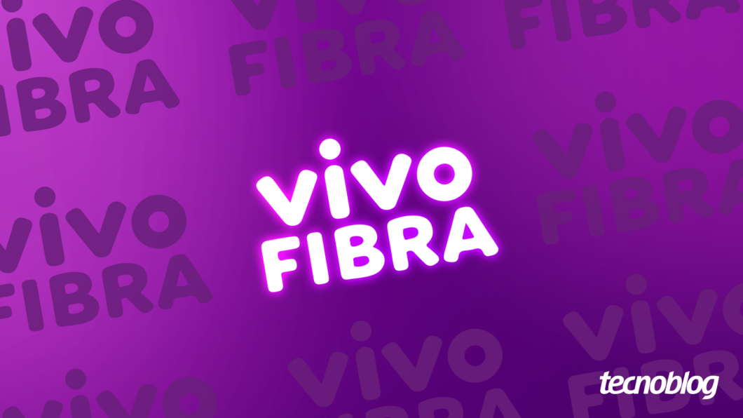 Uma imagem com fundo roxo vibrante e gradiente, preenchido com a repetição das palavras "VIVO" e "FIBRA" em roxo-escuro e opaco. No centro, o mesmo logotipo "vivo FIBRA" está em destaque, com as letras em branco brilhante e contorno neon rosa e roxo. No canto inferior direito, o logotipo "tecnoblog" aparece em branco.