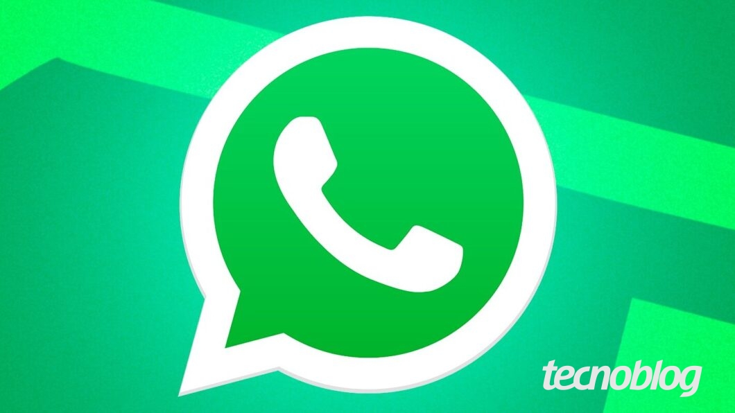 Imagem mostra o logo do WhatsApp ao centro, sobre um fundo verde com faixas diagonais em verde mais claro. O logo consiste em um balão de diálogo branco com um contorno verde mais escuro, contendo um ícone de telefone branco dentro. Na parte inferior direita, o logotipo do "Tecnoblog" é visível, em fonte de cor branca.