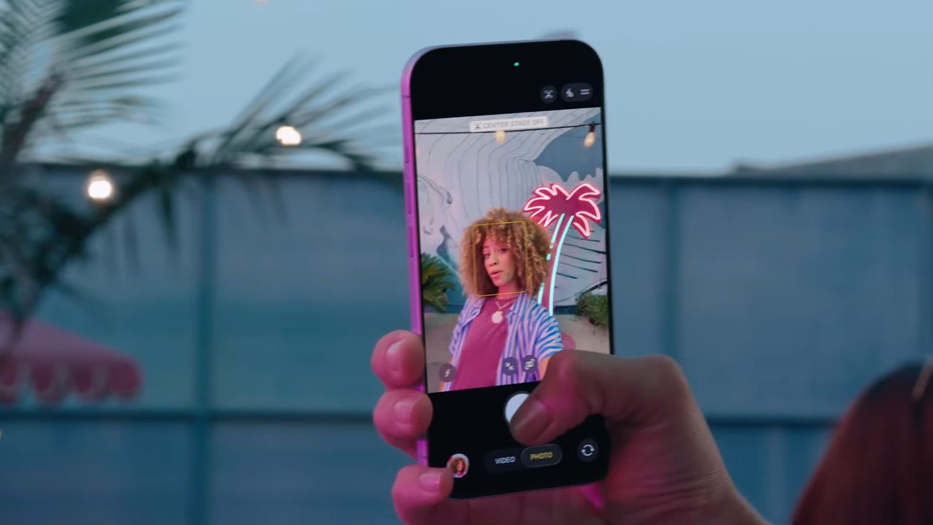 mão-segurando-iphone-17--com-detalhes-na-camera-frontal