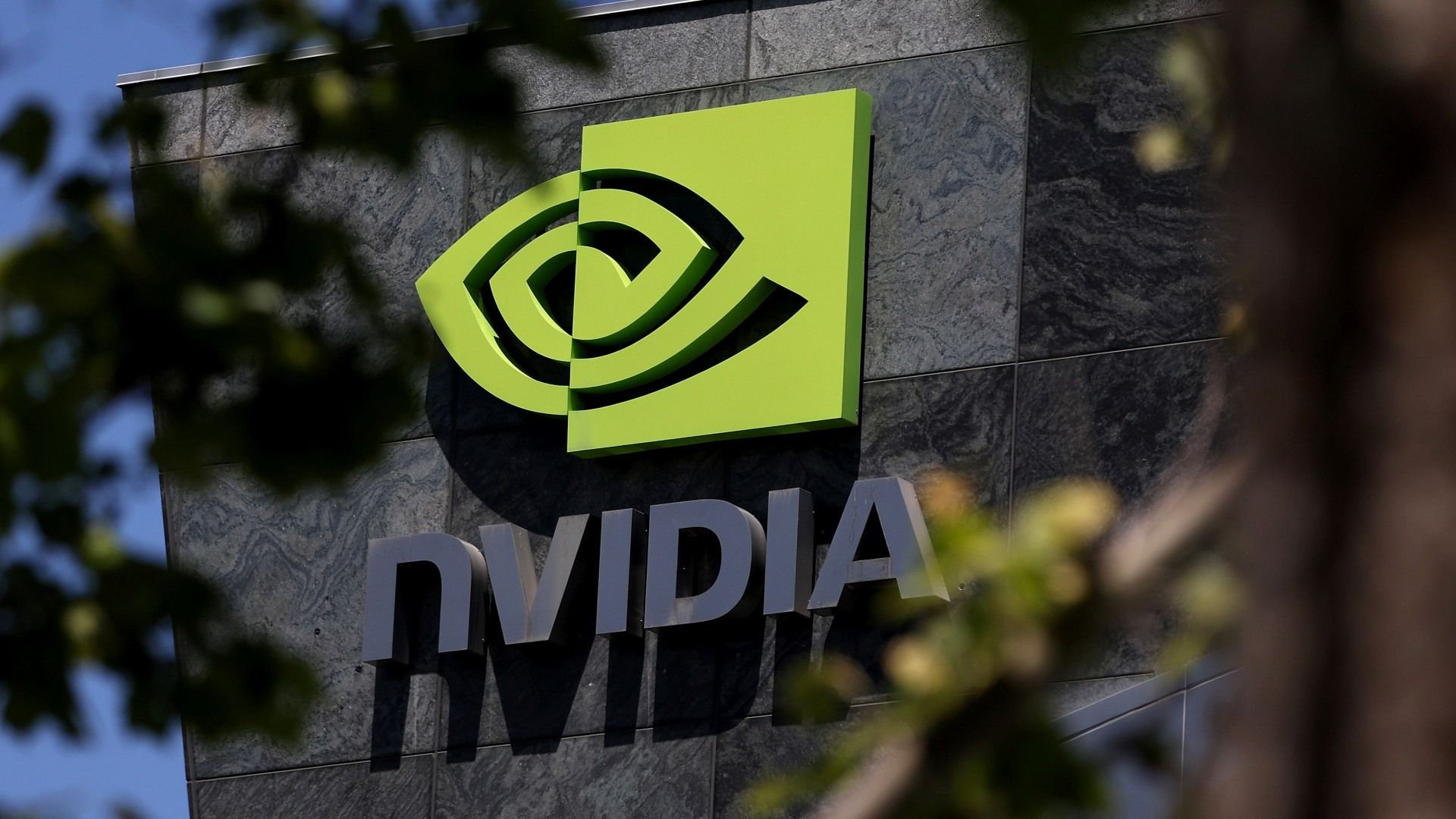 Com receita de R$ 248 bilhões, Nvidia critica e elogia Trump