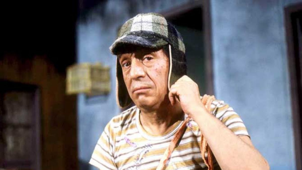 personagem-chaves-em-cena-clássica-da-serie-mexicana-usando-boné-e-camisa-listrada