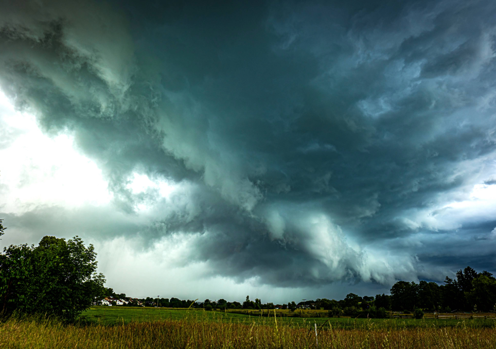A lenta passagem de uma frente fria mantém o tempo instável, com chuvas intensas e tempestades em várias regiões do Brasil nesta terça-feira (28). A lenta passagem de uma frente fria mantém o tempo instável, com chuvas intensas e tempestades em várias regiões do Brasil nesta terça-feira (28).