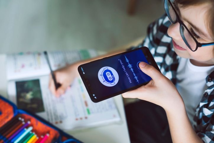 jovem-conversando-com-bot-de-ia-no-celular