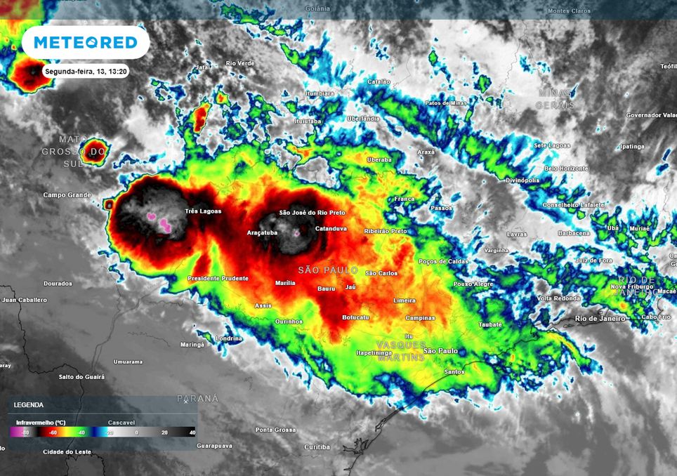Imagem de satélite (infravermelho) nesta segunda-feira às 13h. Imagem de satélite (infravermelho) nesta segunda-feira às 13h.