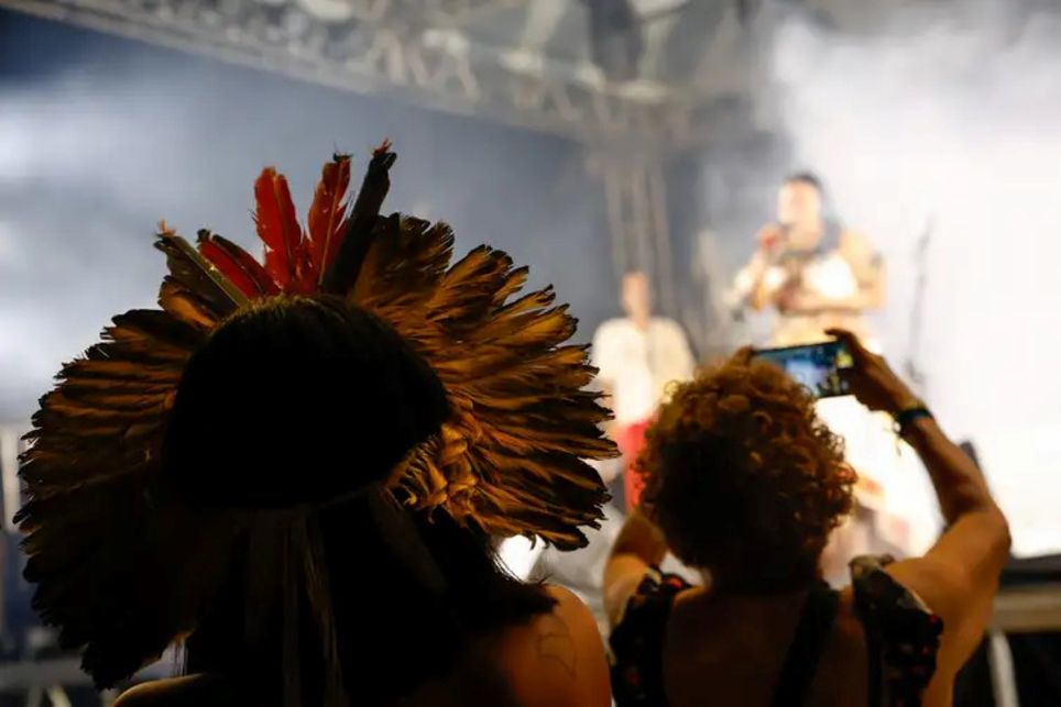Indígenas acompanham show da cantora Dijuena Tikuna no Festival Psica 2024, em Belém Foto: Fernando Frazão/Agência Brasil Indígenas acompanham show da cantora Dijuena Tikuna no Festival Psica 2024, em Belém Foto: Fernando Frazão/Agência Brasil