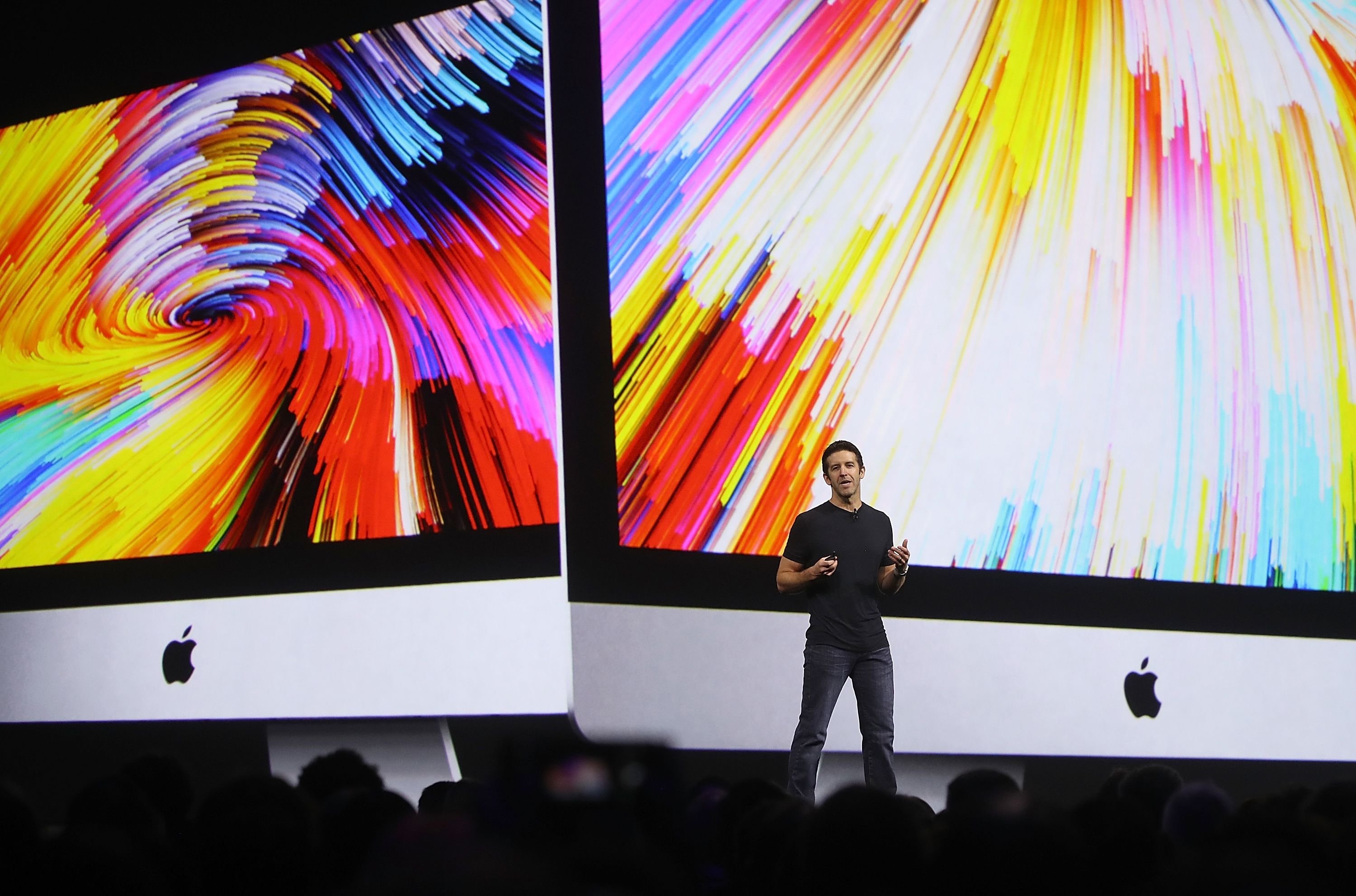 john-ternus-apple-palco-conferência-apresentação-macs