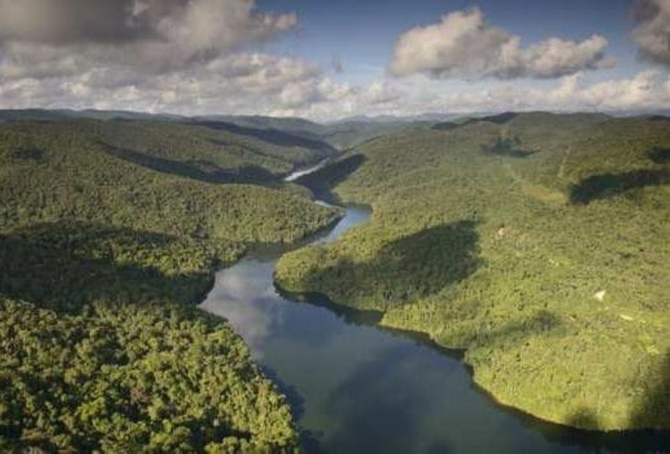 Vista aérea do Legado das Águas, maior reserva privada de Mata Atlântica do Brasil, com rios cristalinos, floresta densa e trilhas em meio à natureza preservada.