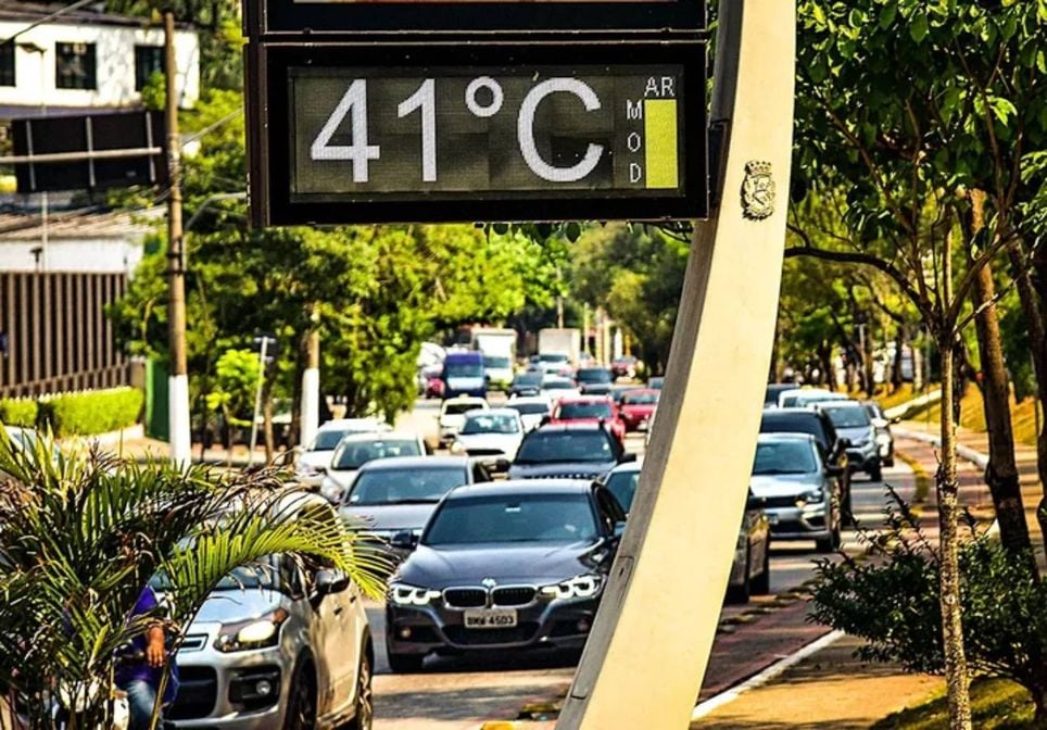 A combinação perigosa de altas temperaturas e níveis críticos de baixa umidade relativa do ar deixam o estado de São Paulo em alerta para riscos à saúde. A combinação perigosa de altas temperaturas e níveis críticos de baixa umidade relativa do ar deixam o estado de São Paulo em alerta para riscos à saúde.