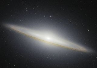 Telescópio James Webb revela detalhes da Galáxia Sombrero em nova imagem impressionante