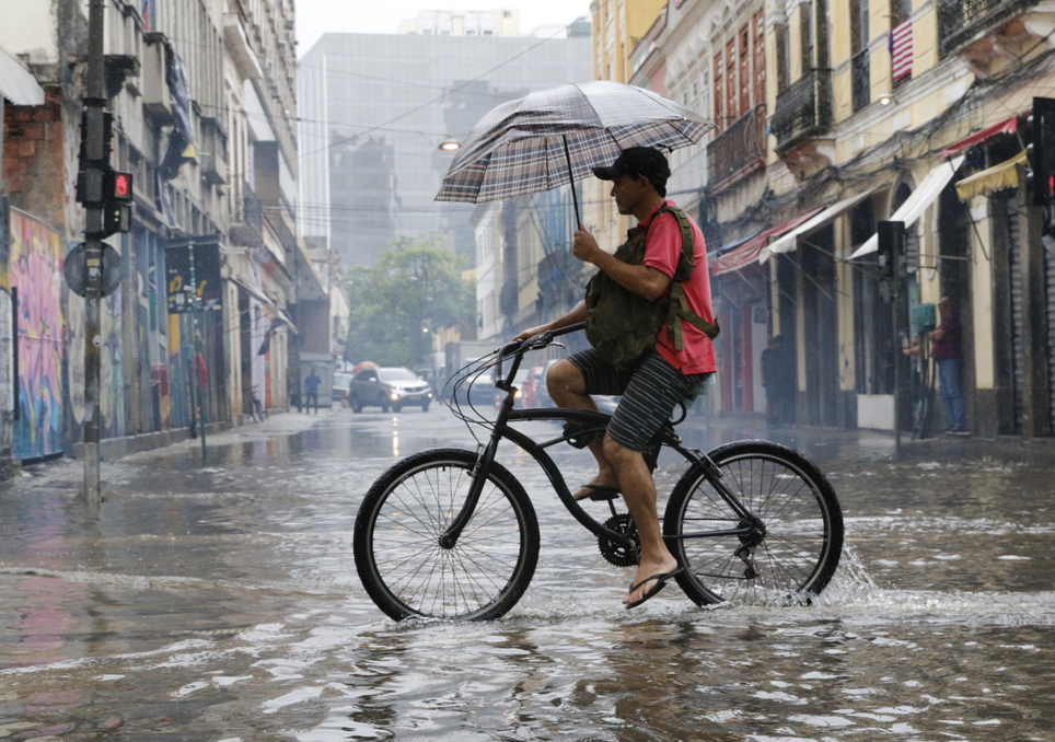 Com chuva diária de 100 mm, o INMET mantém o perigo associado a chuvas intensas e tempestades nesta terça-feira (4), confira. Foto: Reprodução/Fernando Frazão/Agência Brasil. Com chuva diária de 100 mm, o INMET mantém o perigo associado a chuvas intensas e tempestades nesta terça-feira (4), confira. Foto: Reprodução/Fernando Frazão/Agência Brasil.