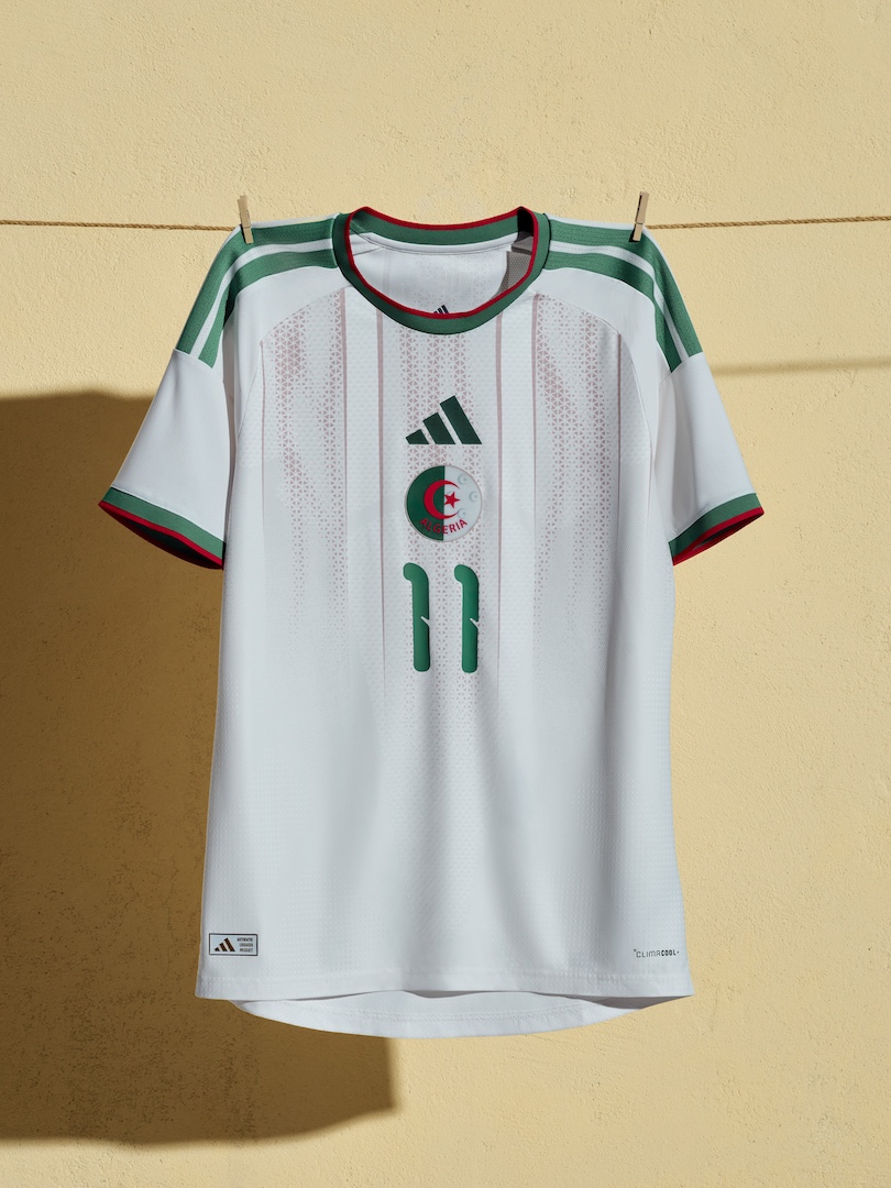 Camisa da Argélia traz detalhes em vermelho e verde, cores da bandeira do país