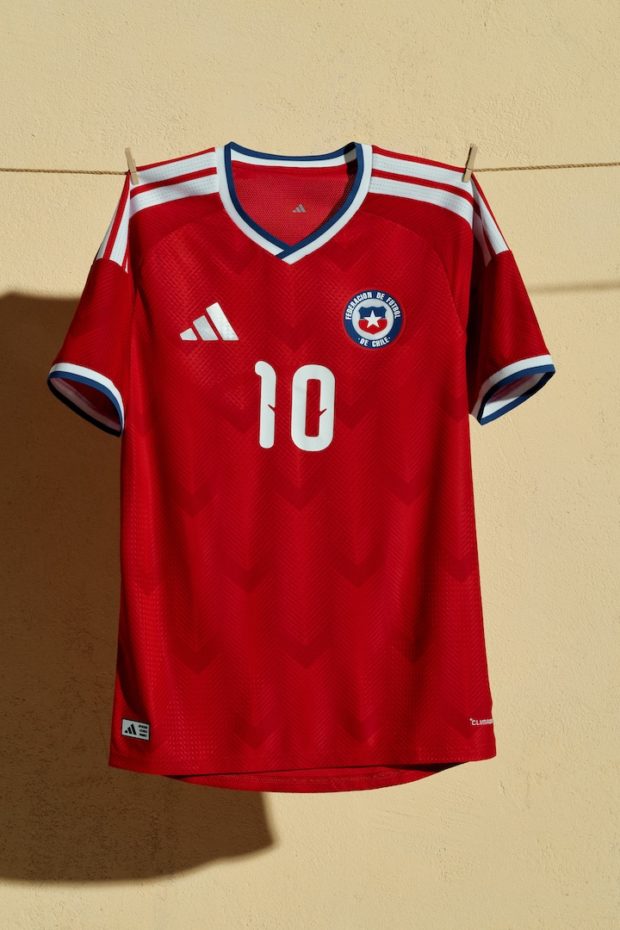 Fora do mundial de 2026, o Chile também terá novo uniforme no próximo ano, com a predominância do vermelho e detalhes em branco e azul