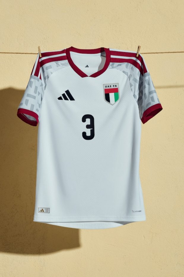 Além das faixas características da marca nos ombros, o uniforme dos Emirados Árabes tem detalhes em preto nas mangas