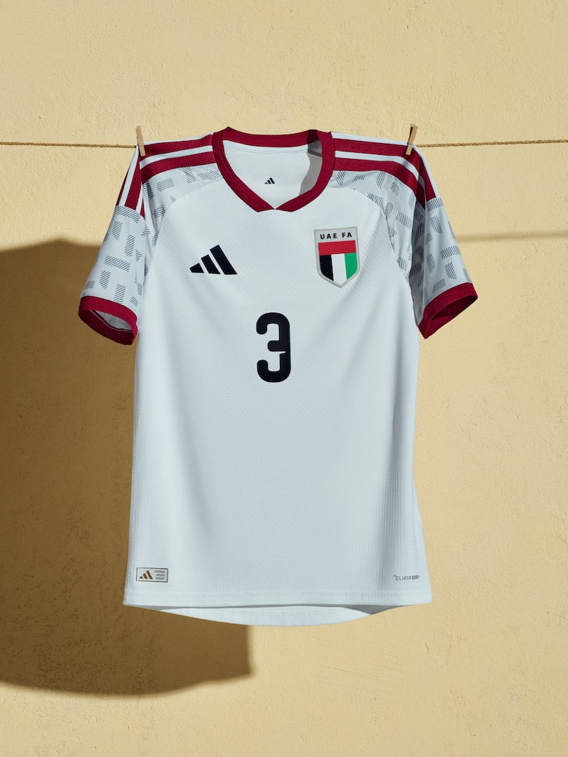 Além das faixas características da marca nos ombros, o uniforme dos Emirados Árabes tem detalhes em preto nas mangas