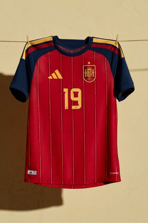 A palavra “ESPAÑA” aparece na parte de trás da gola, simbolizando o orgulho da nação