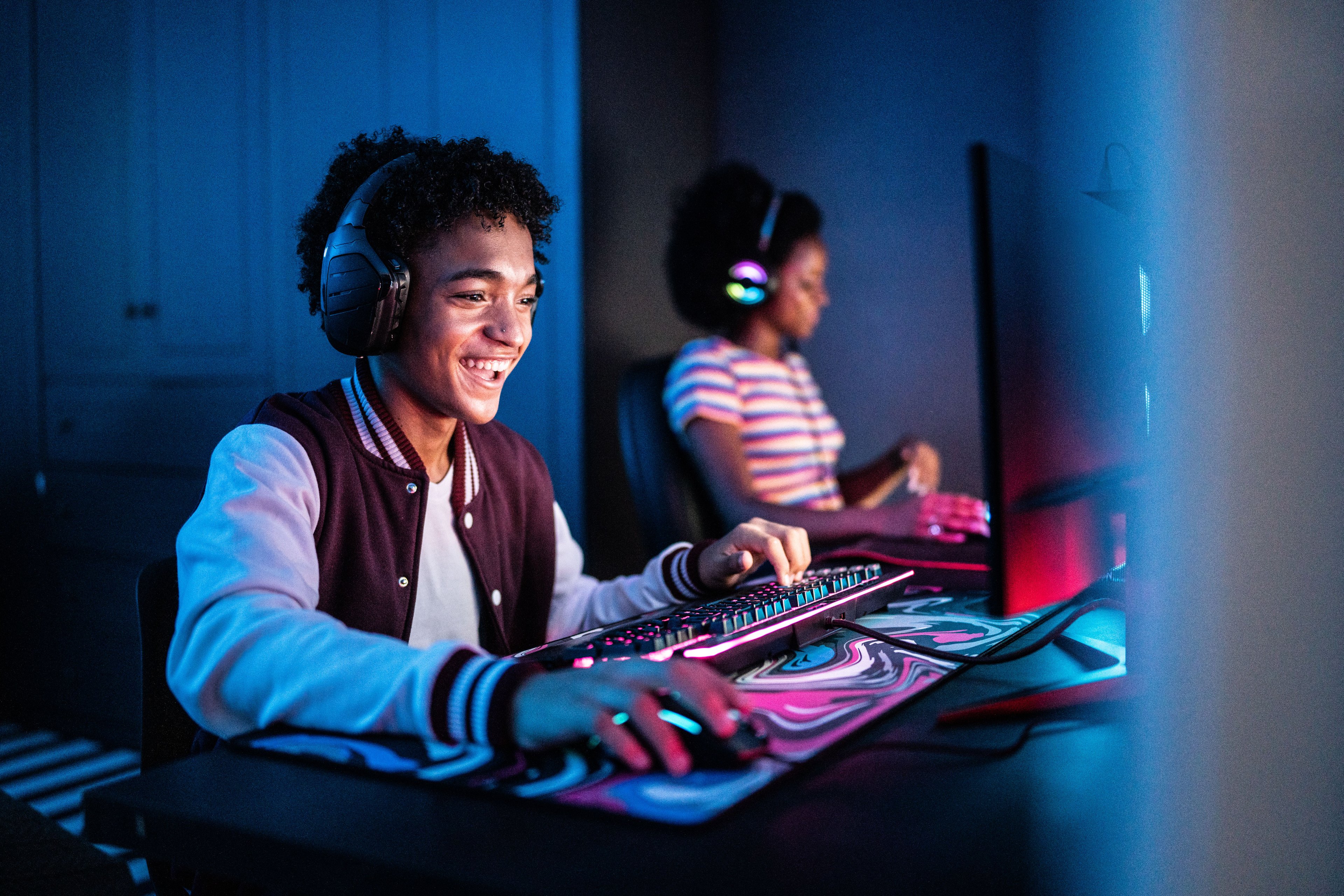 crianca-computador-teclado-fone