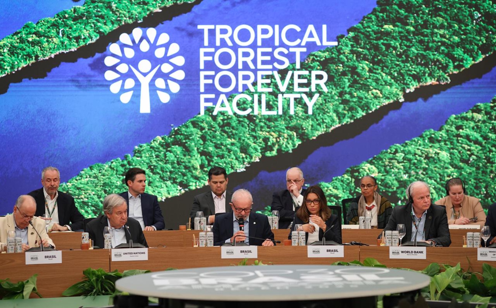 O presidente Lula em discurso sobre o Fundo de Florestas Tropicais para Sempre, principal iniciativa do Brasil na COP30; ao seu lado direito, a primeira-dama Janja Lula da Silva 