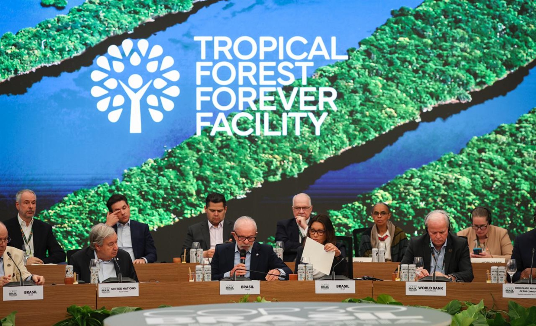 Janja ajuda Lula com folhas de discurso em evento da COP30