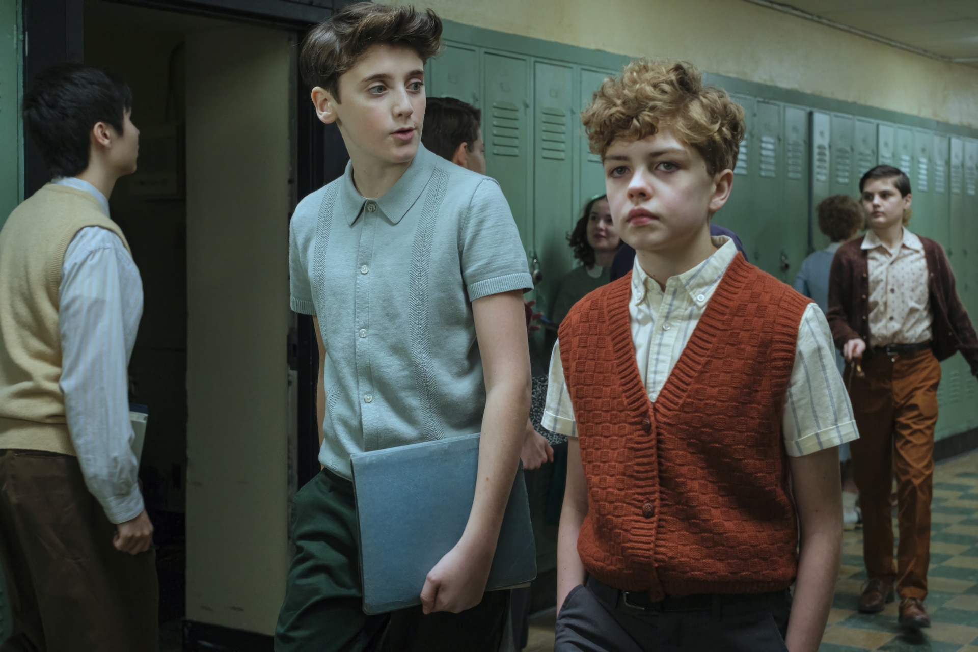 dois-garotos-em-corredor-de-escola-com-armarios-verdes-em-cena-de-it-bem-vindos-a-derry
