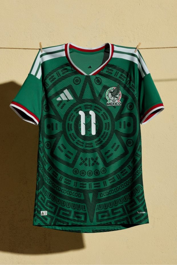 O verde mexicano é acompanhado de um grafismo vibrante inspirado no calendário asteca, reimaginado para o presente