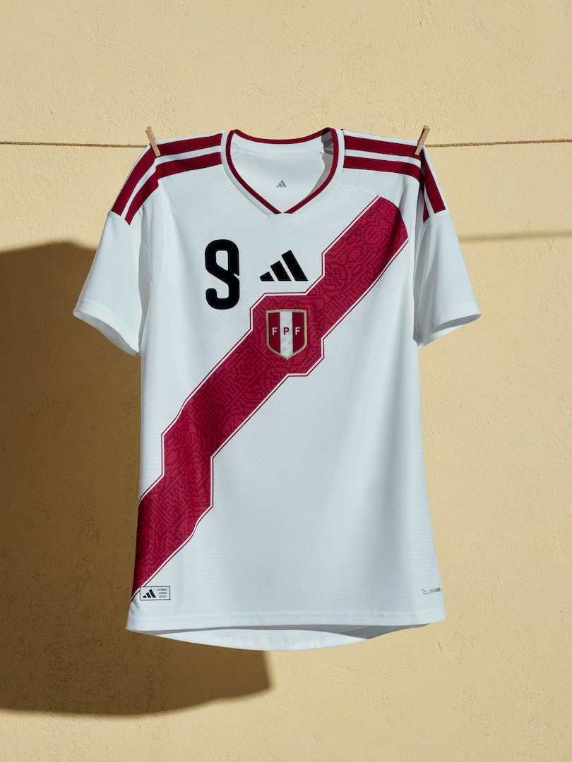 A tradicional faixa vermelha segue em destaque no novo uniforme da seleção peruana