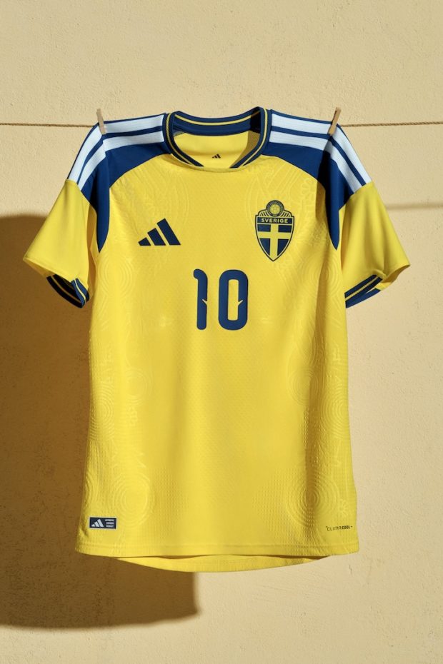 Já característico dos uniformes da seleção sueca, o amarelo segue sendo a base do novo modelo, com detalhes em azul e branco nos ombros.