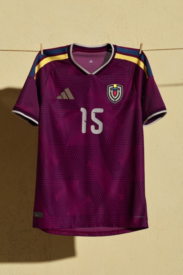 A seleção "Vinotinto" seguirá com a cor vinho como a base de seu novo uniforme