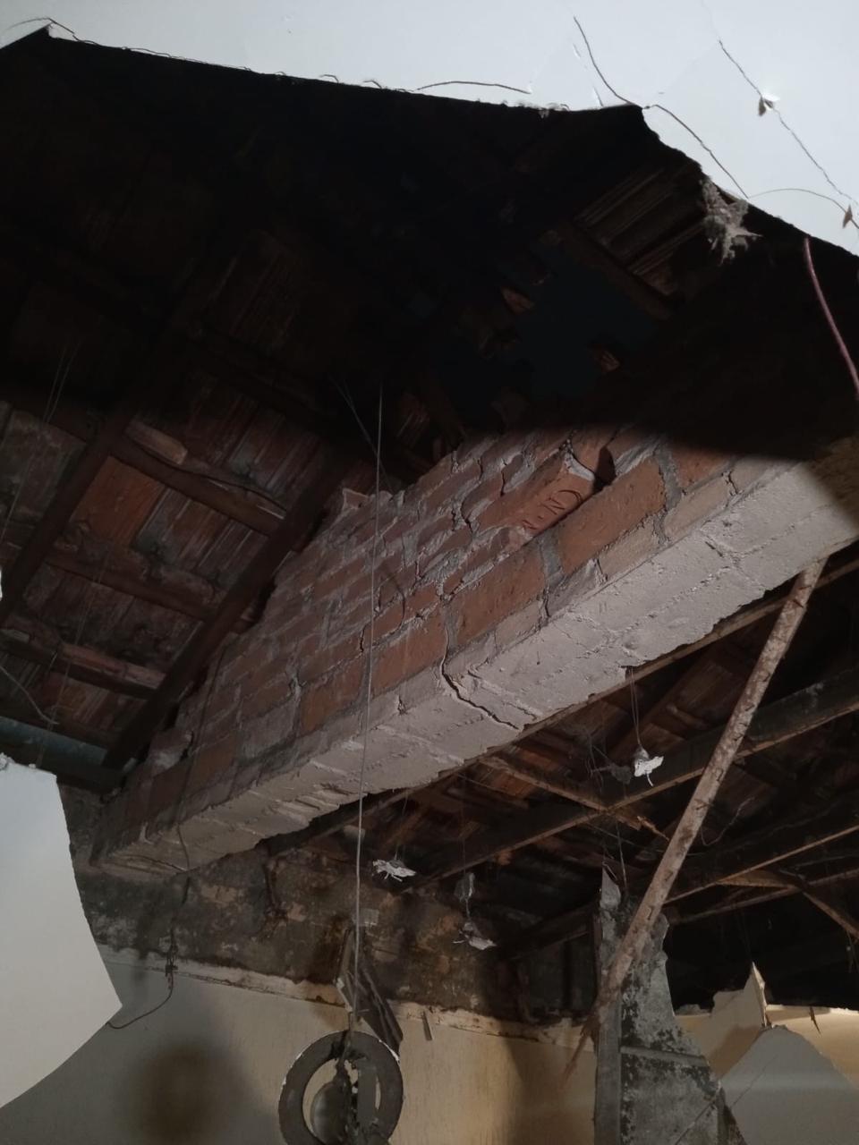 Teto danificado de uma das casas afetadas pelo incendio 