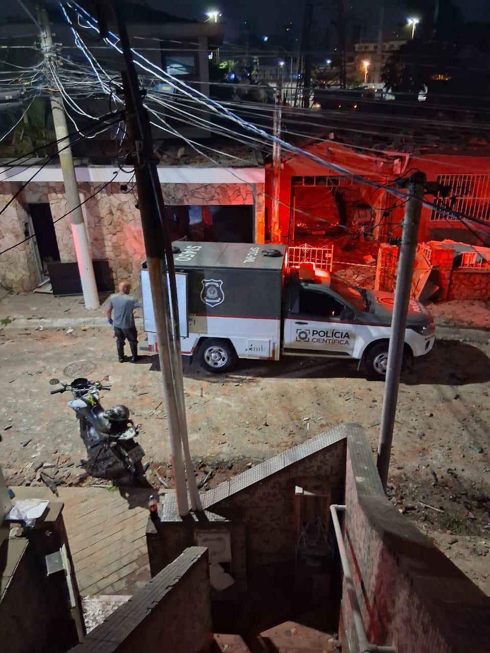 Viatura da Polícia Cientifica realizando a vistoria 