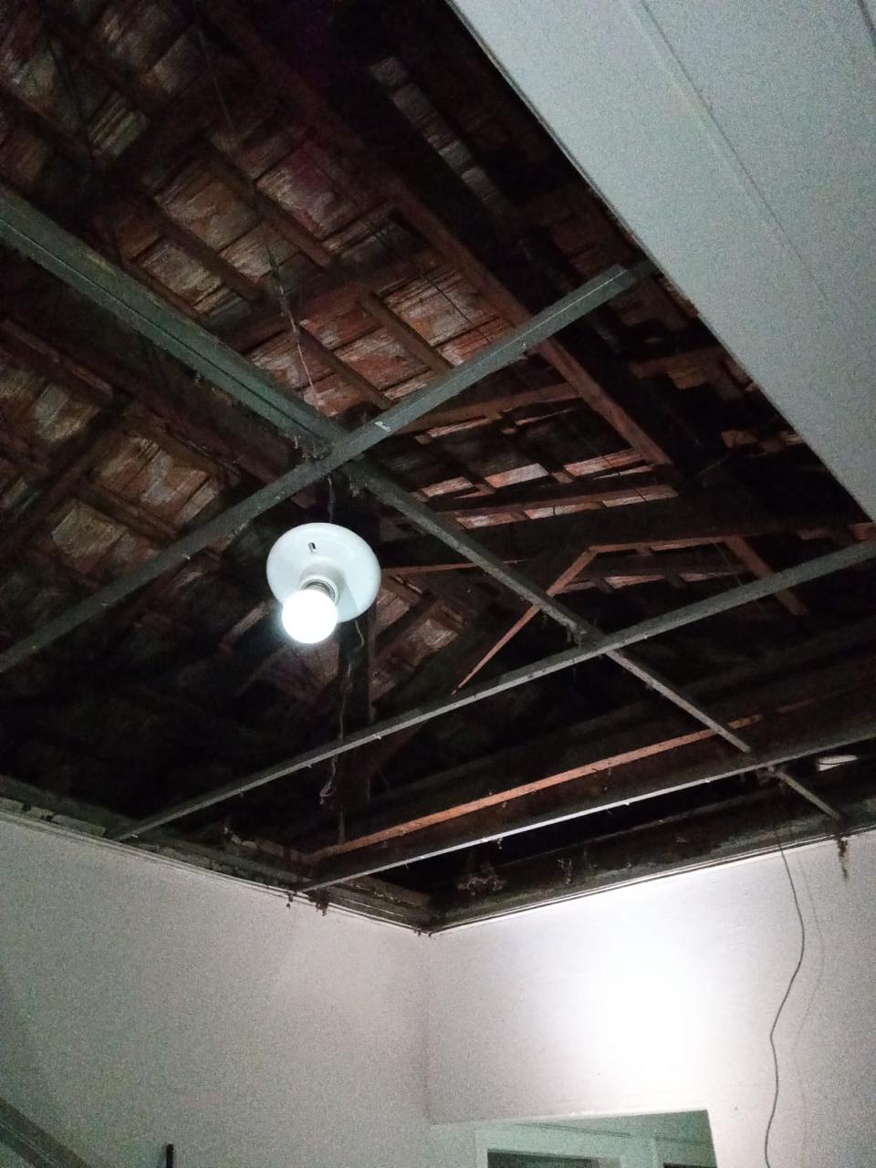 Teto danificado de uma das casas afetadas pelo incendio 