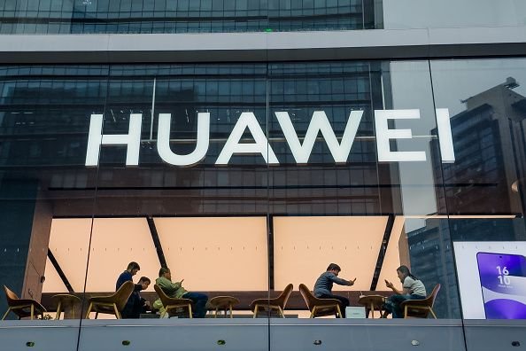 logo-da-huawei-na-fachada-do-predio