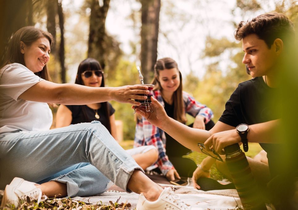 pessoas tomando chimarrão