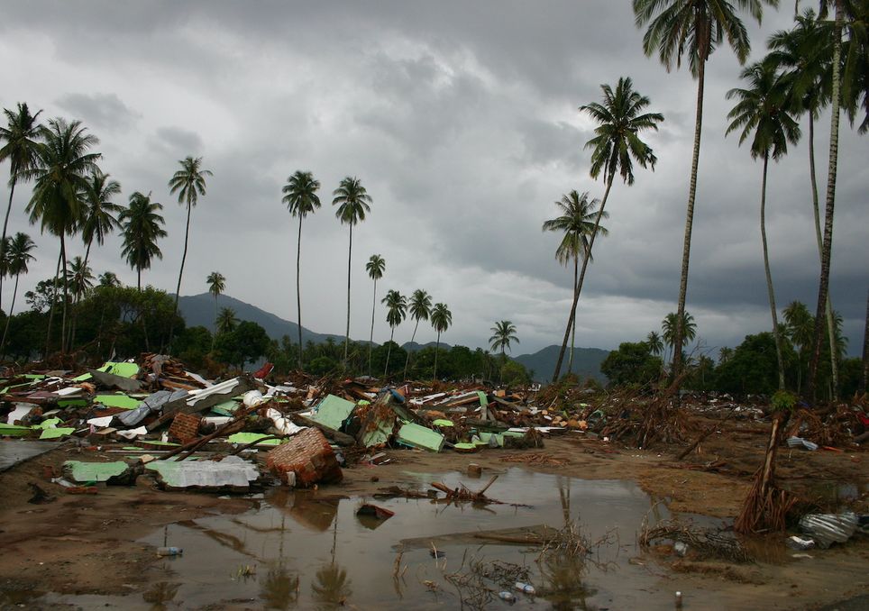 estragos por um tsunami