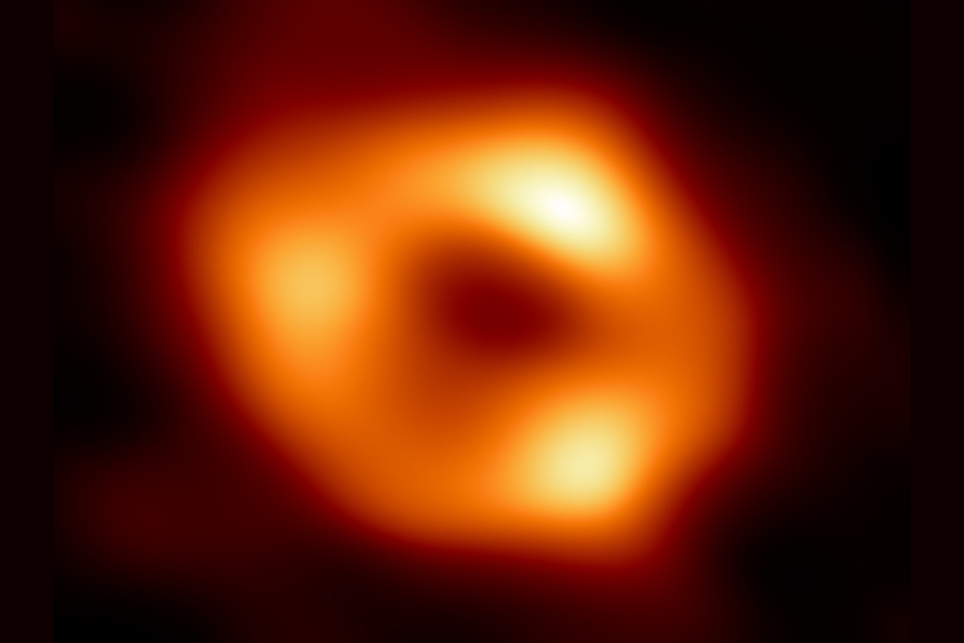 Ambiente em torno do buraco negro supermassivo da Via Láctea, Sgr A*, foi estudado e trouxe algumas perguntas novas. Crédito: EHT Ambiente em torno do buraco negro supermassivo da Via Láctea, Sgr A*, foi estudado e trouxe algumas perguntas novas. Crédito: EHT