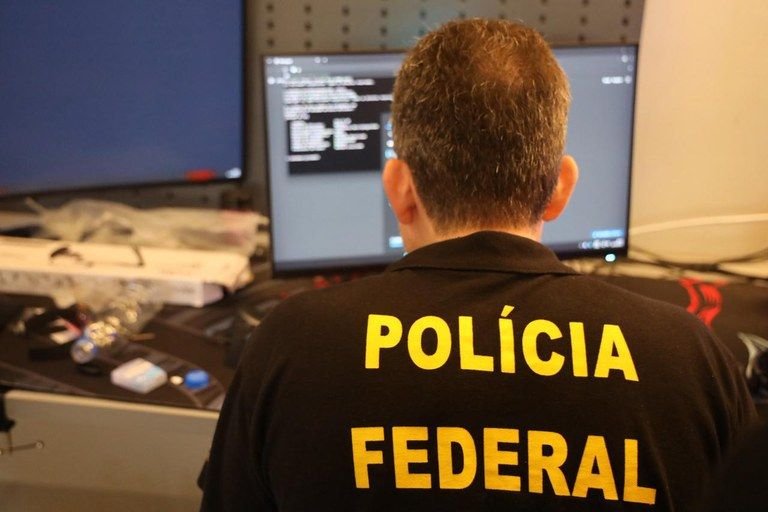 policial-federal-realiza-operacao
