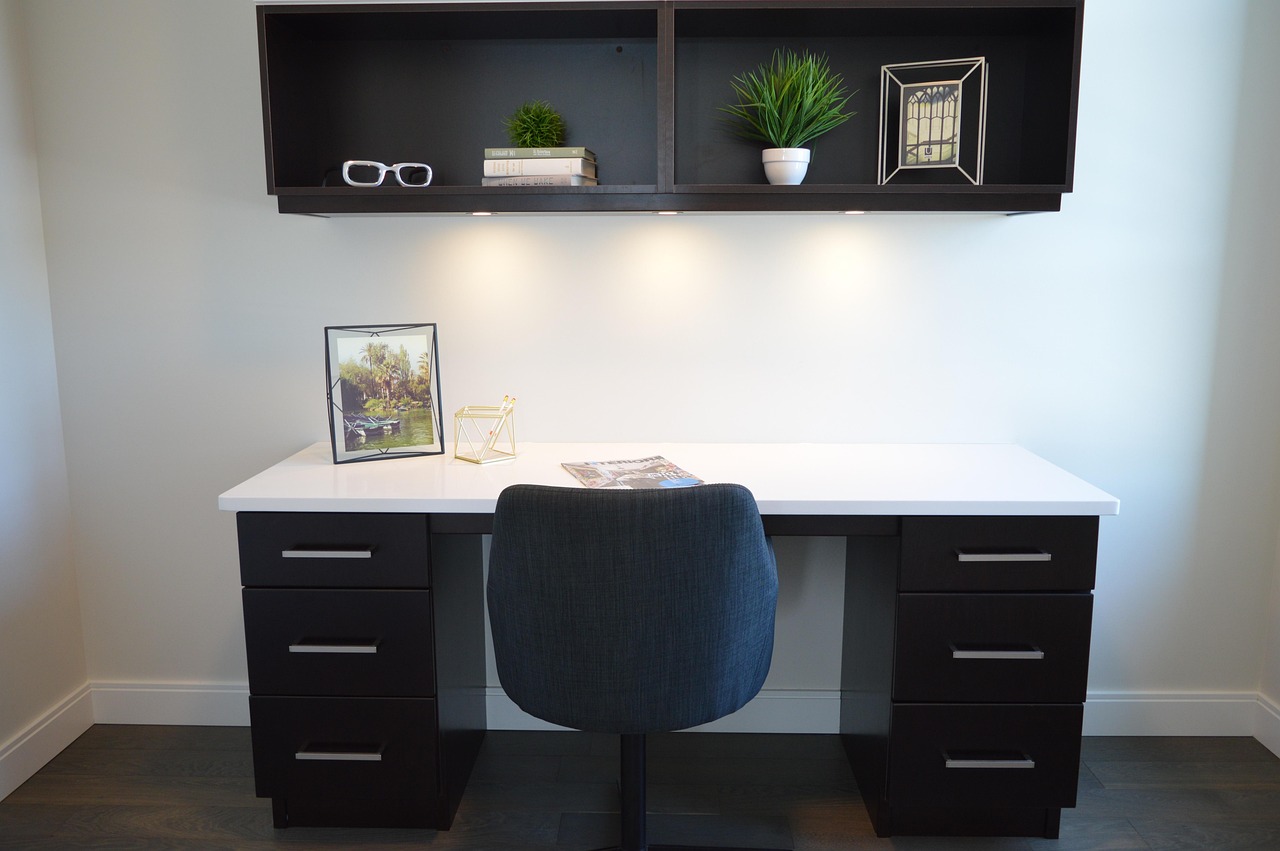 escrivaninha-minimalista-com-cadeira-azul-e-decoracao-moderna-em-home-office