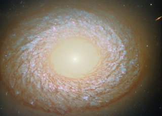 Telescópio Espacial Hubble observa uma galáxia 'floculenta' enigmática e inclassificável