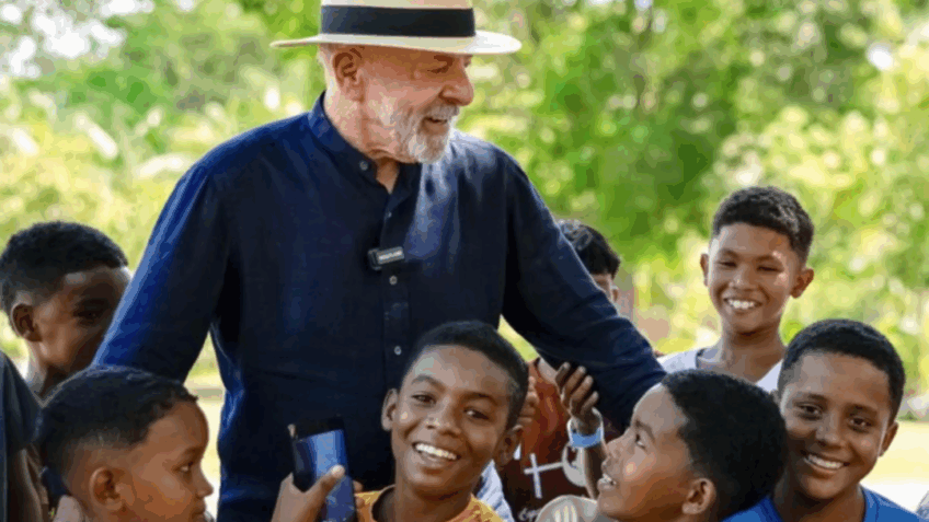 Lula e a primeira-dama Janja estiverem na manhã desta 2ª feira (3.nov.2025) no quilombo Itacoã Miri, no Pará